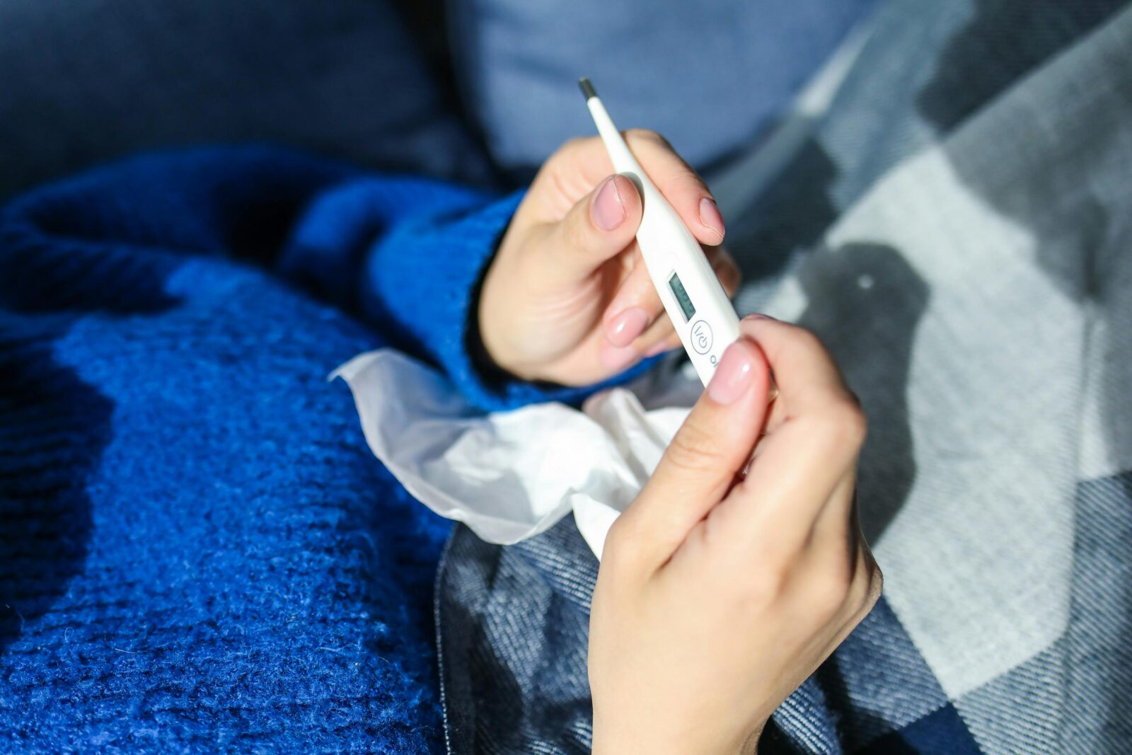 Creșterea alarmantă a cazurilor de infecții respiratorii în România, raportată pentru săptămâna 26 ianuarie – 2 februarie 2026, a reaprins discuțiile despre vigilența necesară în fața sezonului viral ce pare să fie mai agresiv decât în anii precedenți