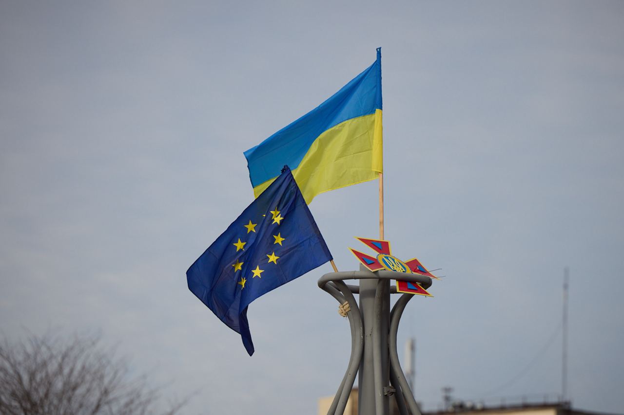 UE aprobă un împrumut de 90 de miliarde de euro pentru Ucraina, o mână întinsă într-un moment de criză Uniunea Europeană a făcut un pas decisiv în sprijinul Ucrainei, aprozând miercuri un împrumut de 90 de miliarde de euro destinat să susțină eforturile Kievului de a-și finanța armata şi de a-şi gestiona deficitul bugetar