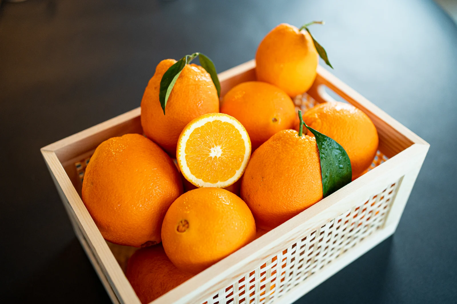 Poliția Capitalei a descoperit o rețea sofisticată de contrabandă cu fructe modificate ilegal, care a păcălit consumatorii și autoritățile deopotrivă, punând în pericol sănătatea publică și economia națională