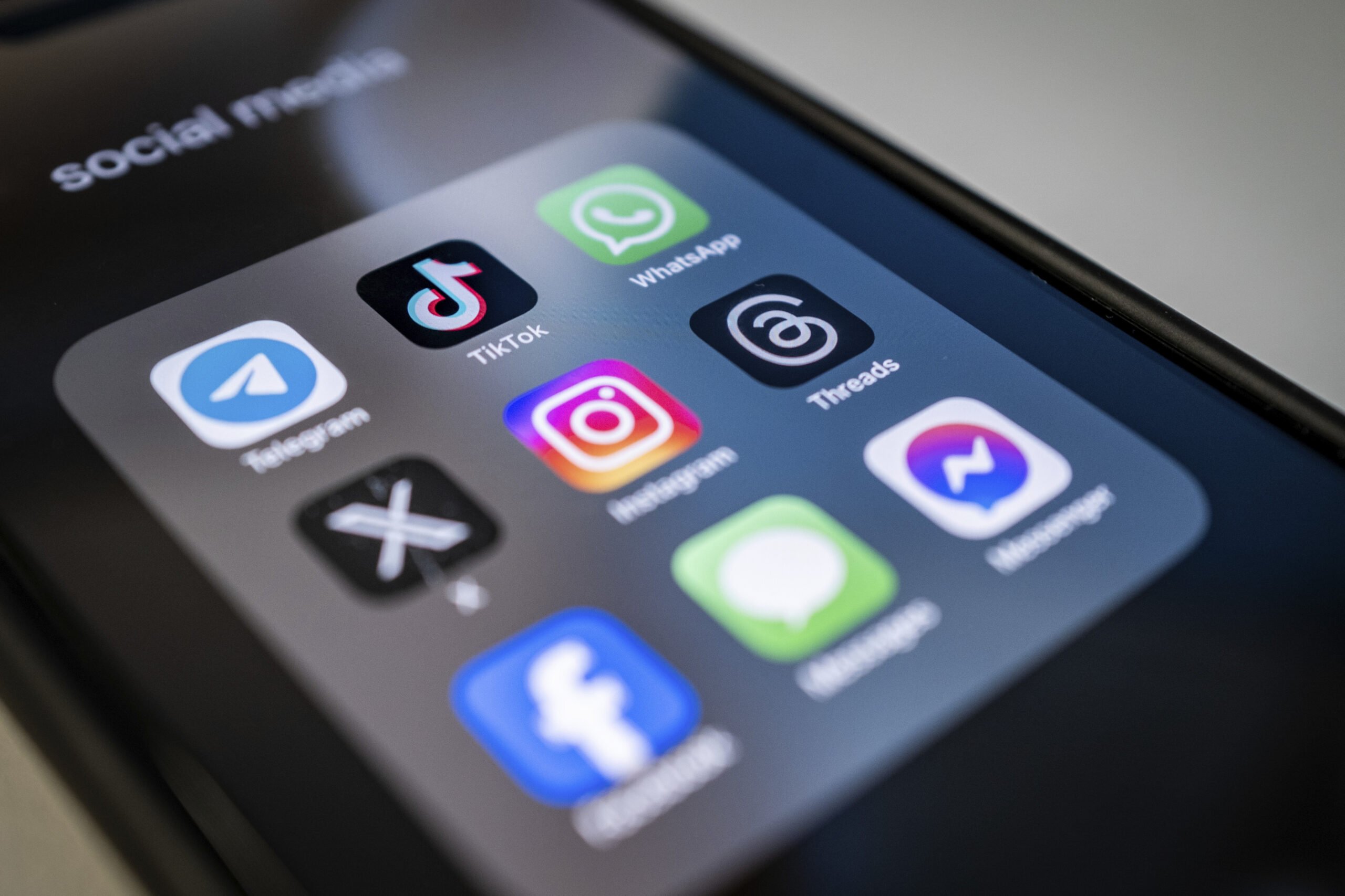 Grecia pregătește o măsură radicală pentru protejarea minorilor: interzicerea rețelelor de socializare pentru copii sub 15 ani Autoritățile din Grecia sunt pe punctul de a introduce o lege ce va restricționa accesul tinerilor sub 15 ani la platformele de socializare, o inițiativă menită să limiteze expunerea minorilor la riscuri și influențe negative online