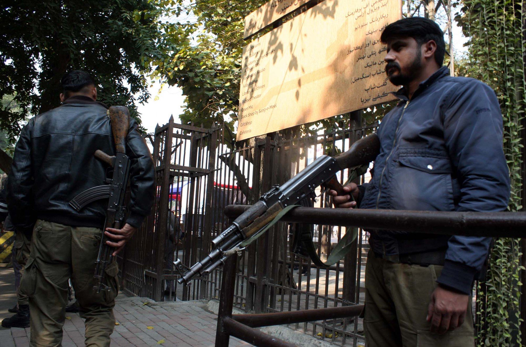 Forțele de securitate pakistaneze recuperează controlul asupra unui oraș strategic din Sud-Vestul țării după trei zile de confruntări intense cu insurgenții separatiști Într-un efort de lungă durată pentru stabilizarea unei zone turbulente din provincia Balochistan, autoritățile pakistaneze au recurs la măsuri neobișnuite pentru a restabili ordinea: drone și elicoptere au fost folosite pentru a prelua controlul asupra unui oraș important din sud-vestul țării, aflat în mâinile insurgenților separatists