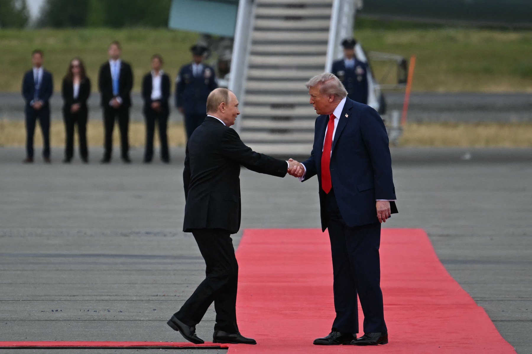 Donald Trump cere Rusiei să oprească războiul din Ucraina, avertizând că timpul se scurge Președintele american Donald Trump a făcut un apel direct către președintele rus Vladimir Putin, sugerând că liderul de la Kremlin trebuie să pună capăt războiului din Ucraina