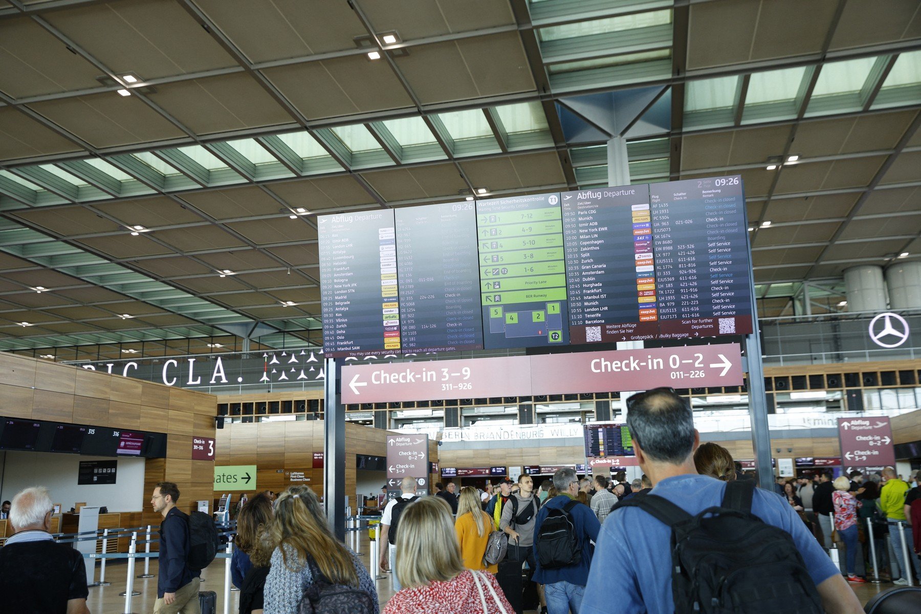 Furtuna devastatoare a anulat zboruri pe Aeroportul Berlin-Brandenburg, afectând mii de pasageri români și străini Vântul puternic și ploaia torențială care au însoțit o furtună extrem de violenta au cauzat haos pe aeroportul Berlin-Brandenburg, una dintre cele mai importante porți de acces internaționale în Germania