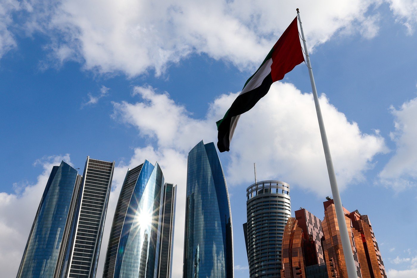 Tensiuni în creștere în Orientul Mijlociu: Emiratele Arabe Unite suspendă temporar traficul aerian după atacuri atribuite Iranului Într-un semnal clar al escaladării tensiunilor în regiune, Emiratele Arabe Unite au decis să suspende temporar toate zborurile internaționale, după ce au fost interceptate rachete și drone lansate aparent de Iran, într-un context de confruntare regională ce capătă amploare