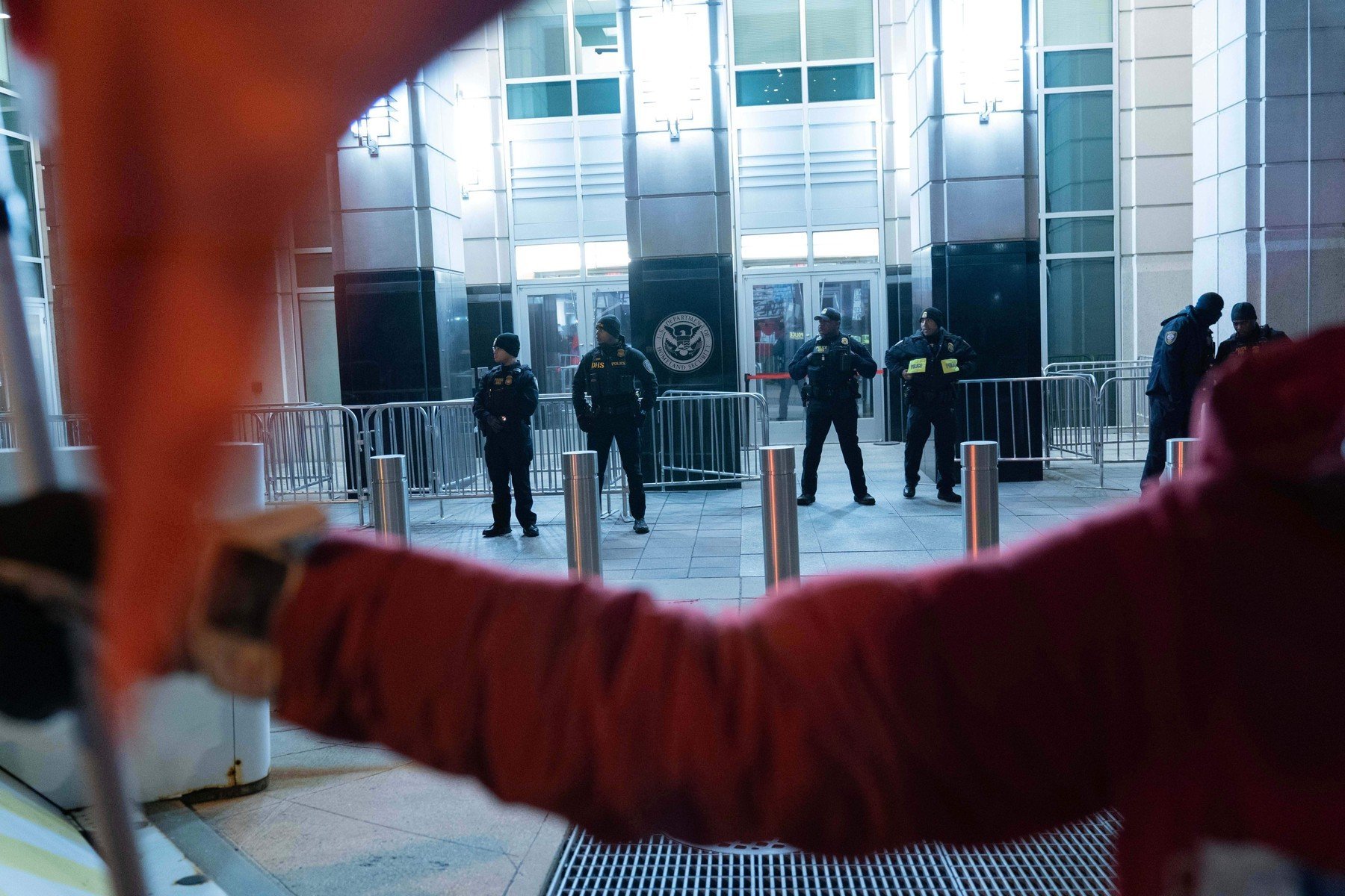 Un copil de doar 18 luni, reținut împreună cu părinții săi într-un centru de detenție pentru imigrație situat în sudul Texasului, a fost grav îmbolnăvit luna trecută, fapt care a atras atenția asupra condițiilor în care sunt ținuți minorii în centrele de imigrație din Statele Unite și asupra vulnerabilităților legate de bolile asociate cu aceste condiții