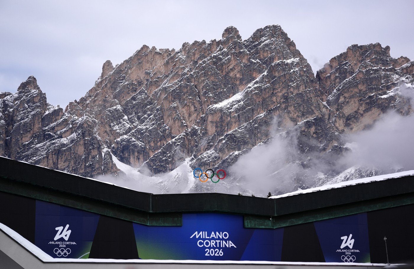 Ceremonia de deschidere a Jocurilor Olimpice de Iarnă de la Milano-Cortina, un simbol al armoniei globale Jocurile Olimpice de Iarnă, organizate în acest an de Milano și Cortina d’Ampezzo, își deschid oficial porțile vineri seara la ora 21.00, printr-o ceremonie grandioasă care promită să impresioneze milioane de telespectatori din întreaga lume