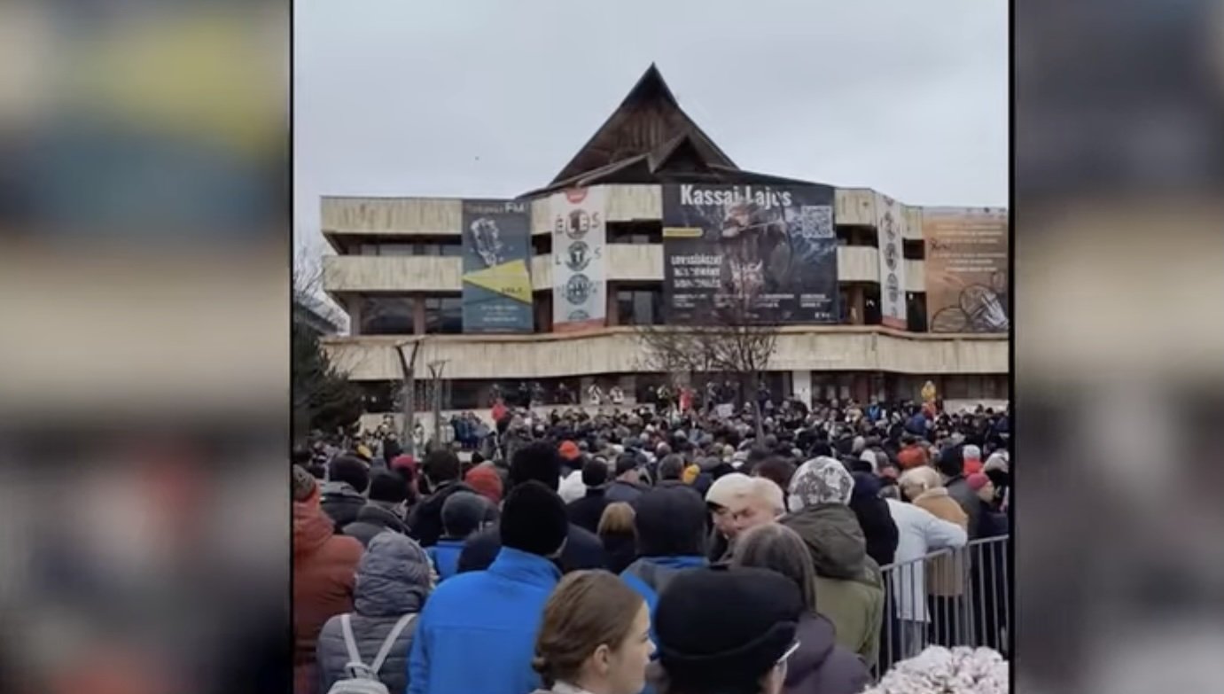 Odorheiu Secuiesc a fost scena unui protest spontan duminică, când aproximativ o mie de locuitori ai orașului s-au adunat în Piața Tamási Áron pentru a-și exprima nemulțumirea față de creșterea fiscalității și nivelul de trai din regiune