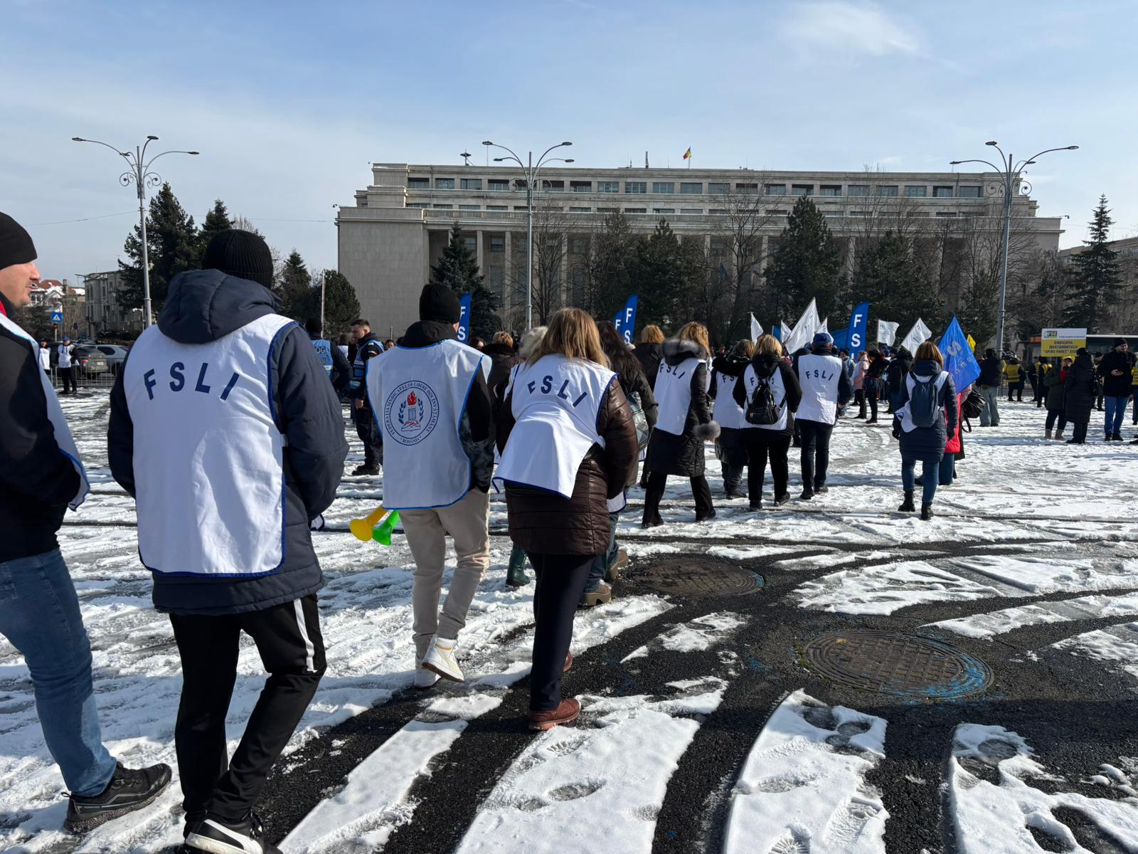 Protestul masiv al profesorilor și studenților din București: o reacție fermă la Legile Bolojan din Educație Ziua de protest din fața Guvernului a adus în prim-plan nemulțumirile celei mai importante categorii din învățământul românesc: dascălii și tinerii studenți
