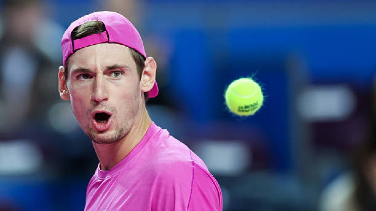 Valentin Royer, o nouă speranță în tenisul mondial Tenismanul francez Valentin Royer se pregătește să facă un pas important în cariera sa, urmând să se confrunte cu Carlos Alcaraz în optimile de finală ale ATP Doha 2026