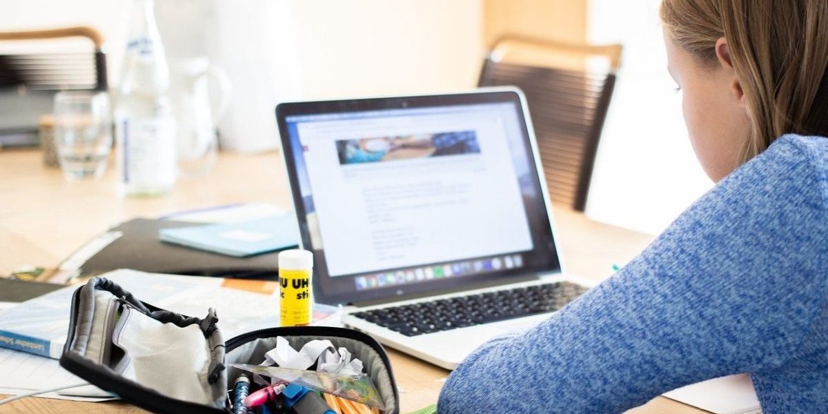 scoala-online-e1617274938496.jpg - ReactMedia