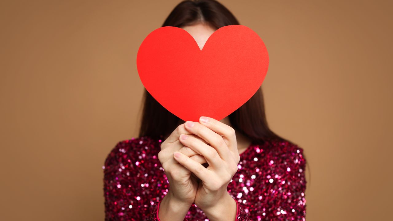 Valentine’s Day: O sărbătoare a iubirii cu rădăcini istorice adânci 14 februarie este considerată, la nivel global, Ziua Îndrăgostiților sau Valentine’s Day, un moment dedicat celebrării iubirii sub diverse forme, prin gesturi romantice, cadouri simbolice și cine în doi