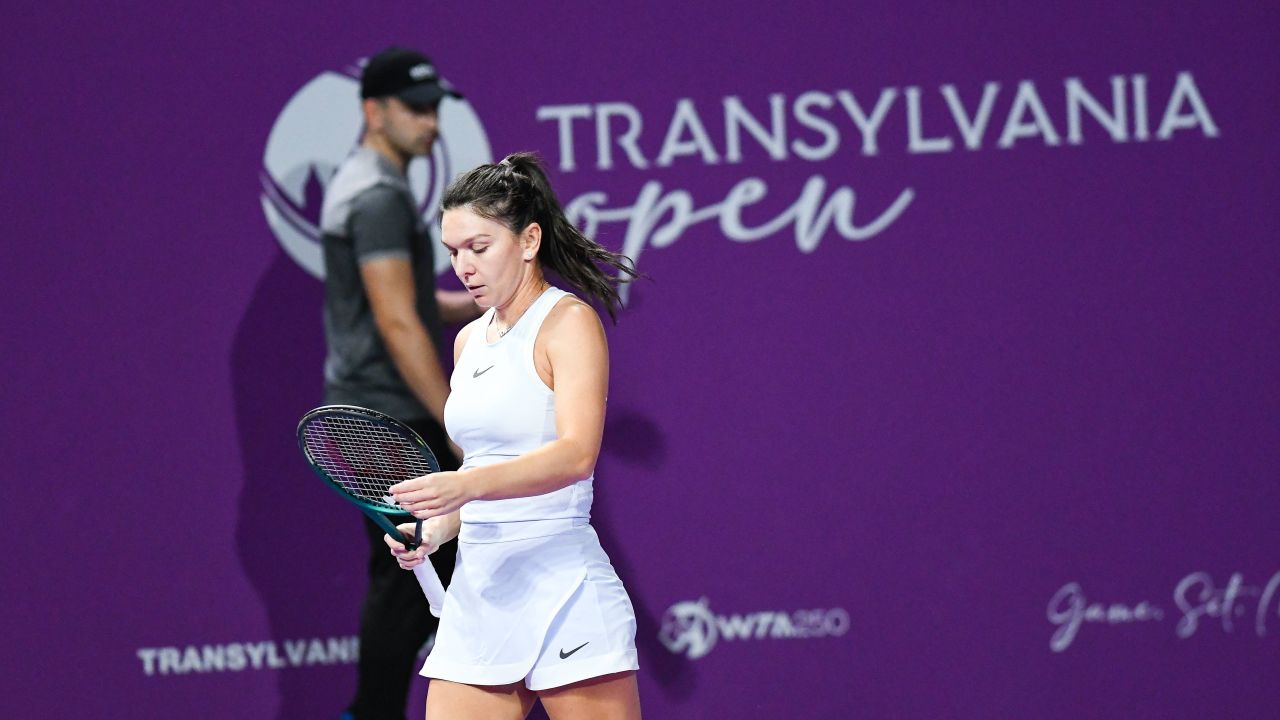 Simona Halep își anunță reîntoarcerea în circuitul profesionist de tenis După un an întreg în care s-a distanțat de competițiile sportive, Simona Halep își dorește cu ardoare să revină pe terenurile de tenis, unde a strălucit timp de ani de zile