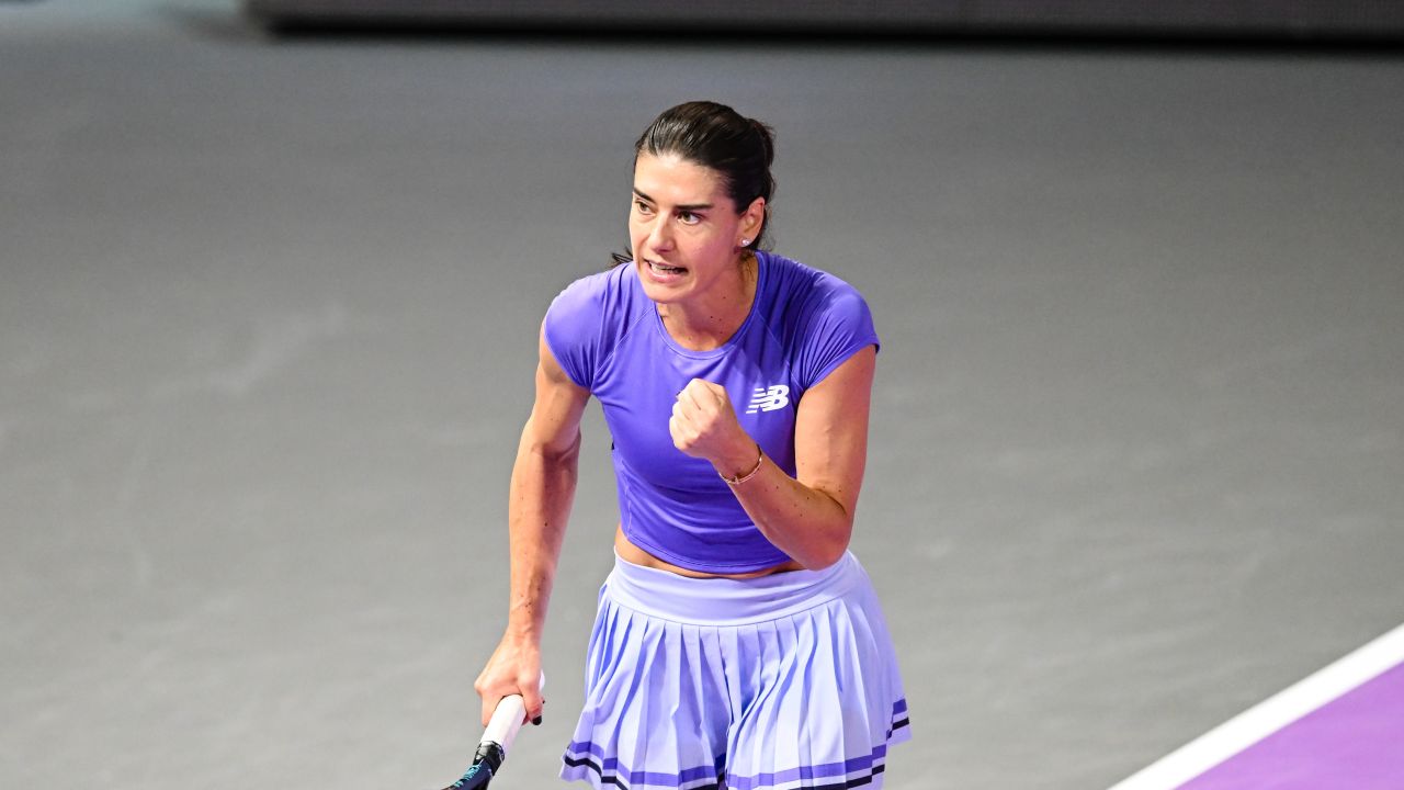 Sorana Cîrstea strălucește pe terenul de acasă Sorana Cîrstea, jucătoarea română de tenis, a surprins întreaga lume a sportului în ultimul său turneu WTA desfășurat pe terenurile din România, unde a reușit o victorie remarcabilă ce îi consolidează statutul de una dintre cele mai promitătoare jucătoare ale momentului