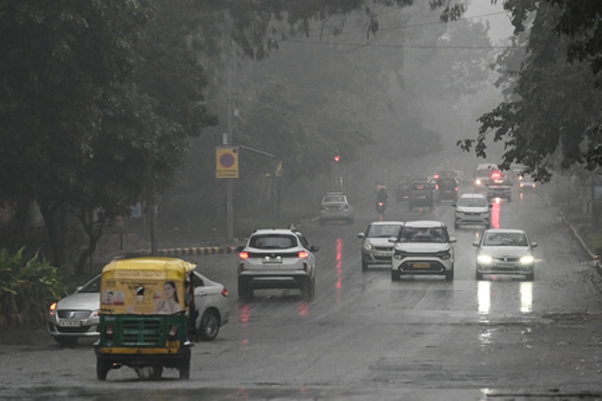 Delhi: O nouă zi ploioasă după recordul de căldură Locuitorii capitalei indiene au fost întâmpinați astăzi de o ușoară ploaie, la doar o zi după ce Delhi a înregistrat cea mai ridicată temperatură a anului, atingând 30,9 grade Celsius
