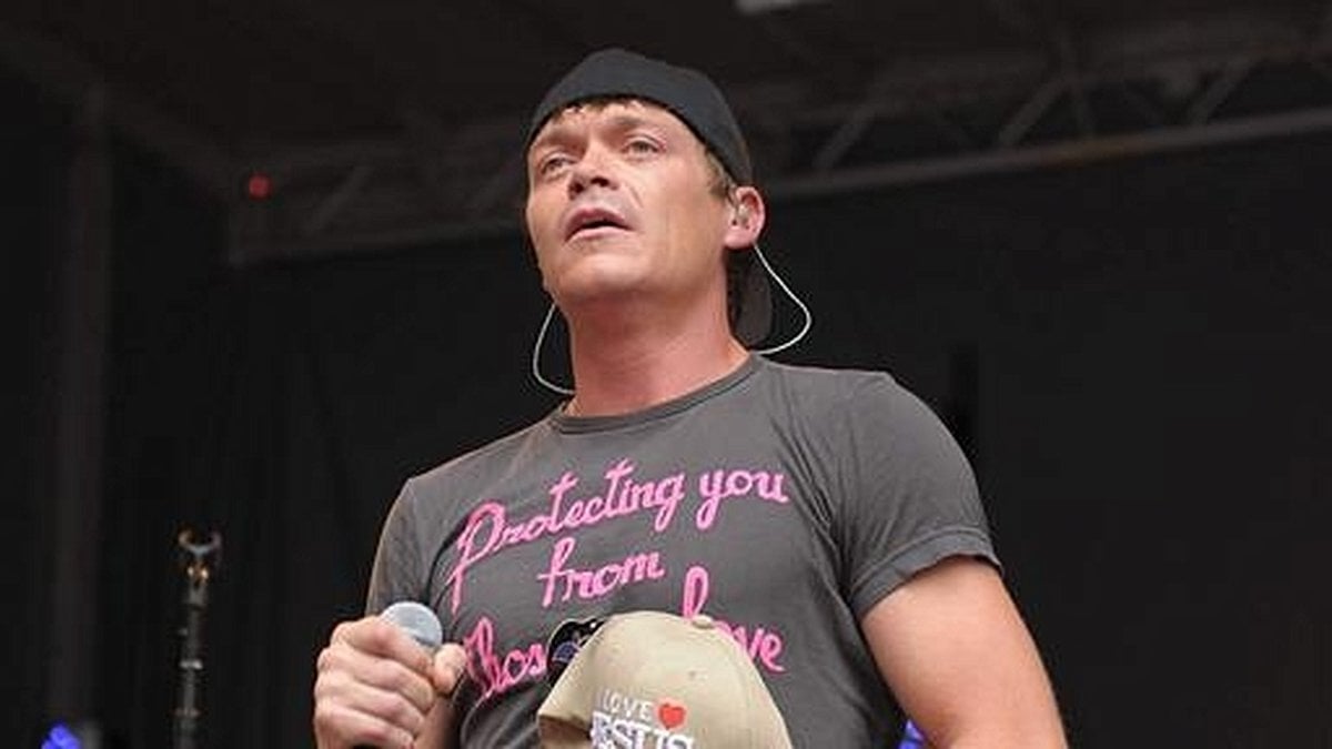 Brad Arnold, Vocea Generațiilor, A Decedat la Vârsta de 47 de Ani Bradley Kirk Arnold, cunoscut drept vocea inconfundabilă a trupei 3 Doors Down, a încetat din viață la vârsta de 47 de ani, după o luptă curajoasă cu cancerul