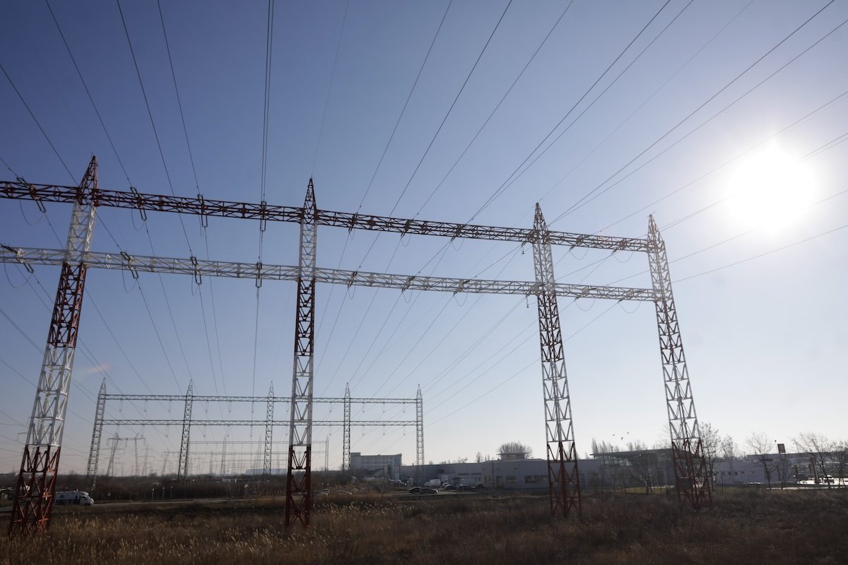 Transelectrica, compania națională de transport al energiei electrice, se pregătește să sporească măsurile de securitate pentru infrastructura critică din București, fiind în proces de achiziție a unui contract pentru servicii de pază, monitorizare și intervenție