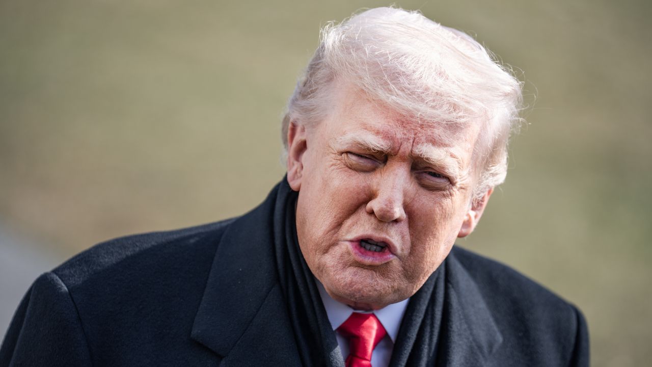 Grațiere simbolică pentru foști jucători NFL Președintele american Donald Trump a făcut un gest surprinzător joi, grațiind cinci foști jucători din Liga Națională de Fotbal (NFL), o decizie care subliniază dorința administrației de a sprijini reintegrarea acestor sportivi în societate