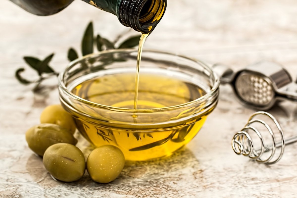 Prețurile uleiului de măsline, unul dintre cele mai apreciate produse alimentare din Europa, au înregistrat o scădere semnificativă în 2025, după patru ani consecutivi de creșteri
