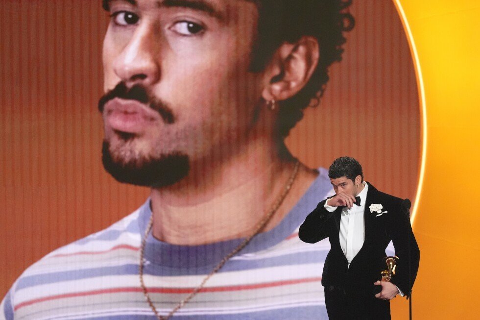 Bad Bunny, victorie istorică la Grammy 2026 LOS ANGELES – Bad Bunny a câștigat premiul „Albumul anului” la ceremonia Grammy 2026 pentru albumul său „Debí Tirar Más Fotos”, marcând o premieră în istoria acestei gale, fiind prima dată când un album în limba spaniolă obține această distincție