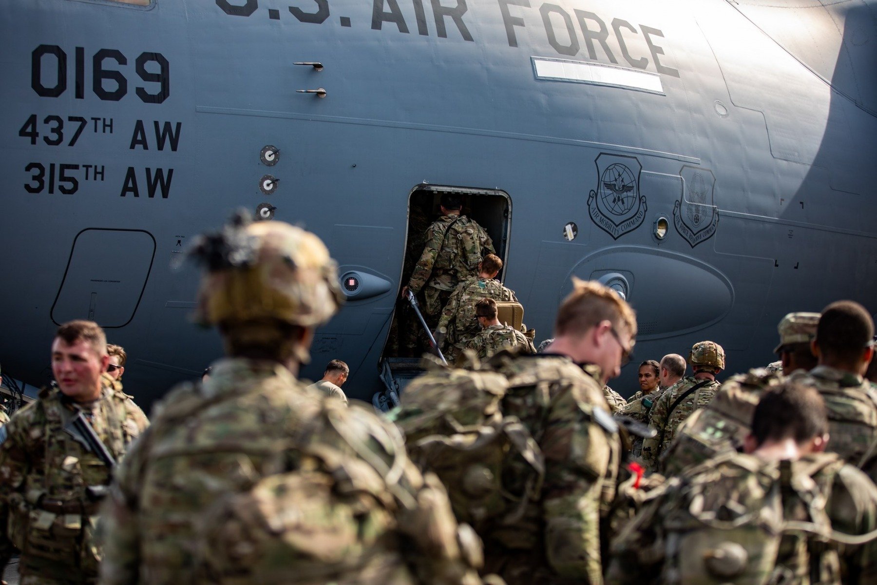 Curtea supremă a statului Virginia a hotărât joi că un cuplu de marinari americani, Joshua și Stephanie Mast, au dreptul de a păstra o fetiță orfană din Afganistan, pe care au adus-o în Statele Unite, punând capăt unei lungi și aprige bătălii judiciare legate de drepturile și interesele copilului