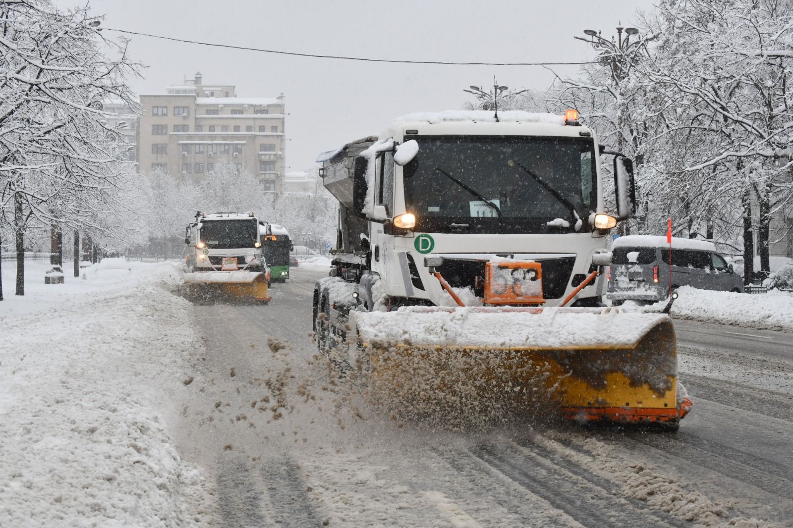 Operatorii de salubritate din București, în centrul unui scandal privind corectitudinea raportărilor privind utilajele folosite pentru deszăpezire, sunt anchetați de autorități