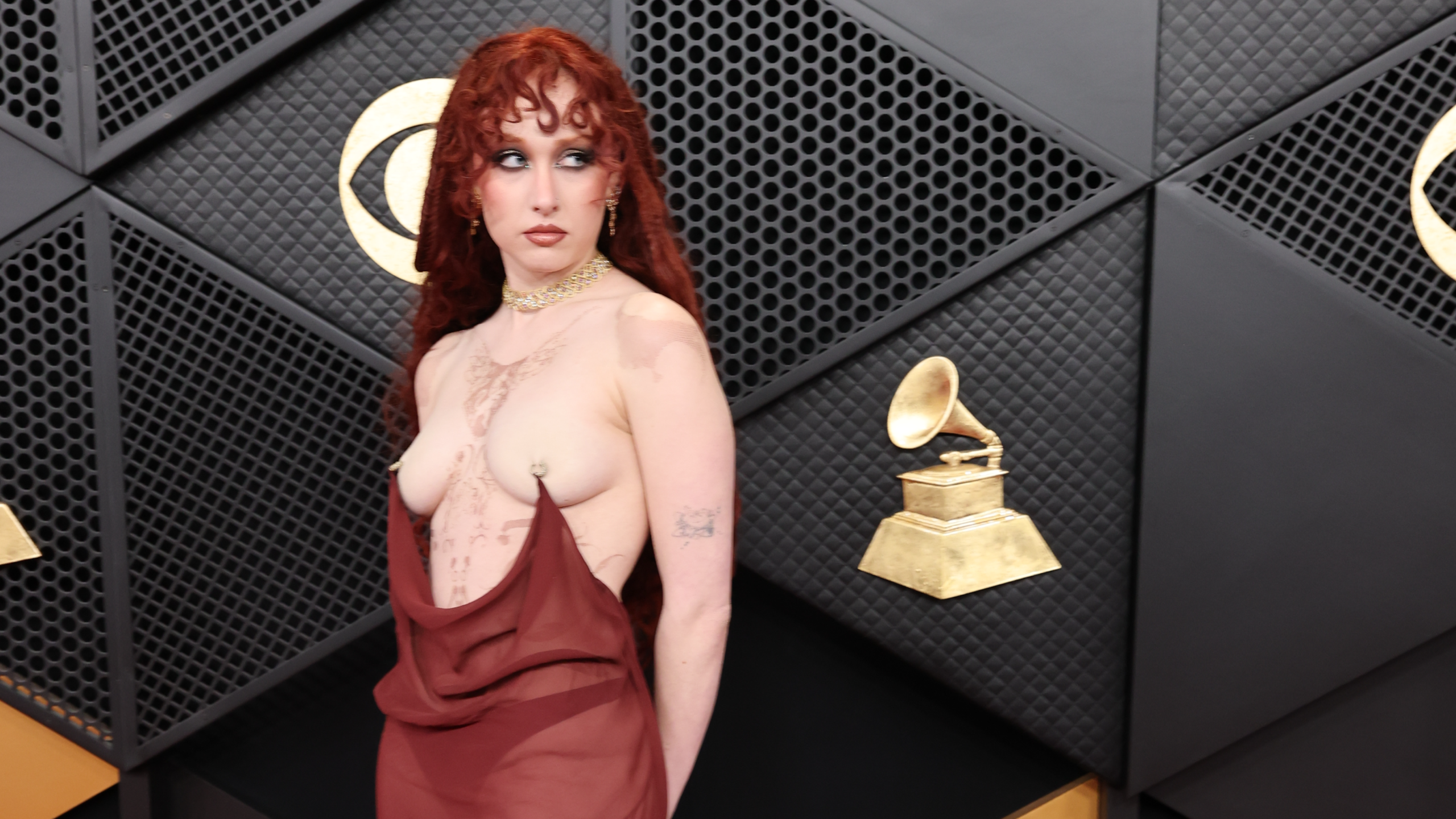 Chappell Roan, vedeta serii la Premiile Grammy 2026 Chappell Roan a reușit să atragă atenția tuturor la Premiile Grammy de anul acesta, desfășurate pe 1 februarie 2026, cu o apariție remarcabilă pe covorul roșu