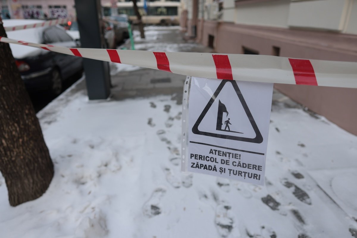 Bucureștiul înghețat în plină iarnă prelungită: temperaturi extrem de scăzute și ninsori viscolite până cel puțin la începutul lunii februarie Municipiul București se confruntă, încă din ultimele zile, cu o perioadă de vreme deosebit de geroasă, alături de ninsori viscolite care nu dau semne de oboseală