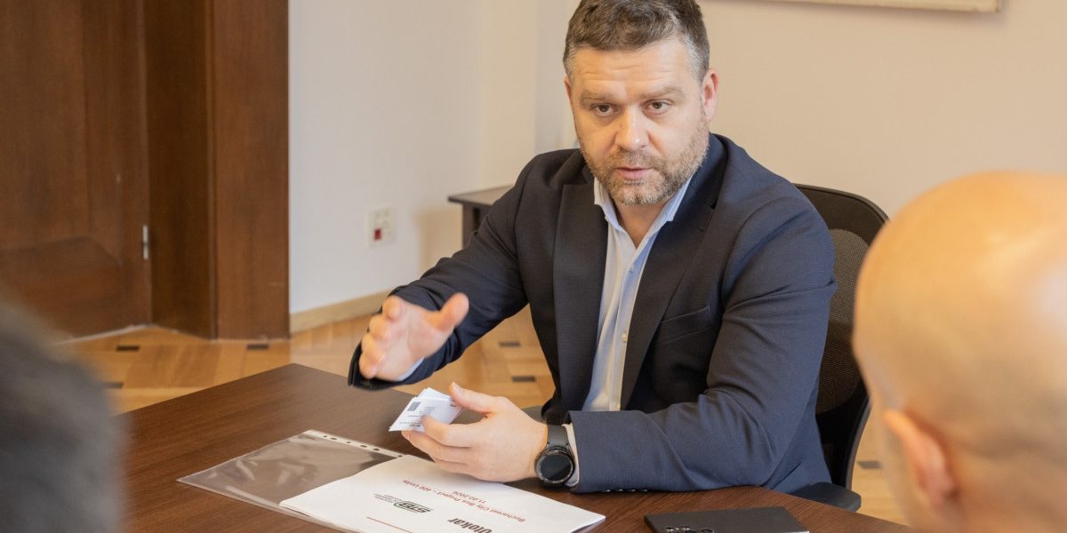 „Vorba lungă, sărăcia Bucureștiului”. Ciucu: Peste 95% dintre autobuzele Otokar indisponibile vor fi repuse pe traseu în două luni