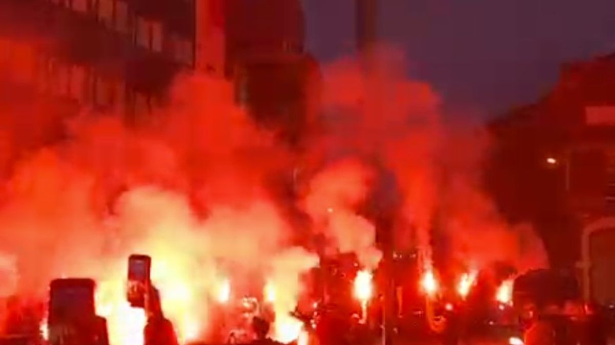 Liverpool s-a transformat într-un adevărat spectacol de culoare și agitație marți seara, când zeci de suporteri ai echipei Turciei, Galatasaray, au ieșit pe străzi pentru a-și susține formația înaintea meciului de pe stadionul Anfield