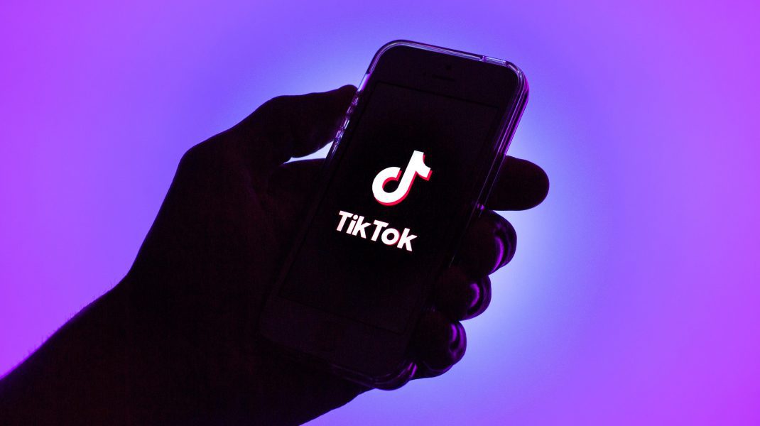 TikTok, cea mai populară platformă de social media a ultimilor ani, nu se limitează doar la monitorizarea activităților utilizatorilor în cadrul aplicației sale