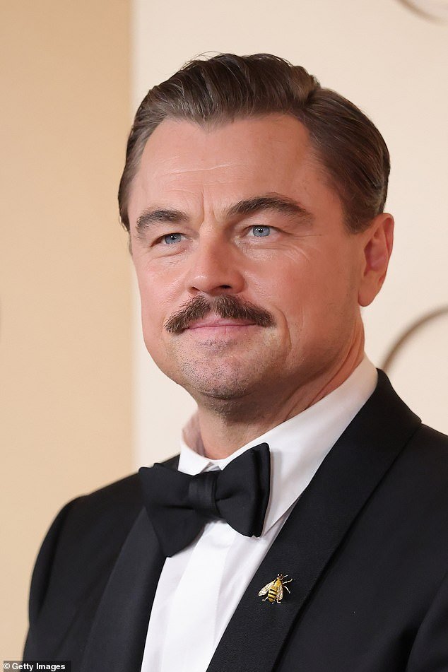Leonardo DiCaprio a atras toate privirile la Oscars, însă nu doar pentru prestația sa actoricească sau pentru ținuta sa impecabilă, ci mai ales pentru noul său look surprinzător