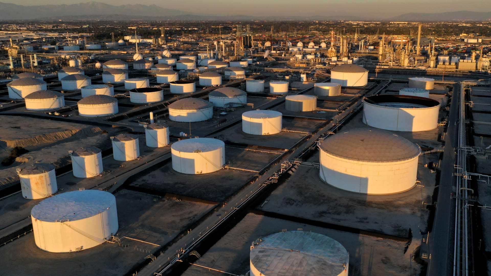Prețurile la petrol au înregistrat creșteri semnificative luni, ca urmare a declarațiilor ferme ale președintelui Donald Trump, care a amenințat că va distruge instalațiile petroliere ale Iranului dacă Teheranul nu va închide Strâmtoarea Hormuz