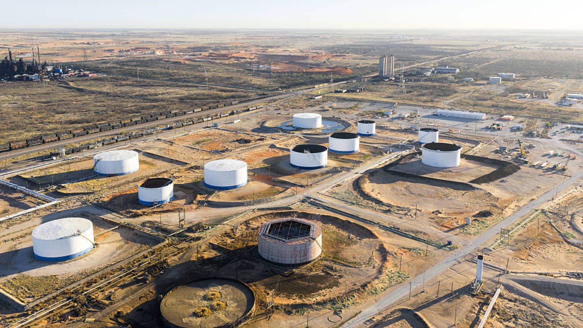 Piața petrolului în tumult: Trump anunță suspendarea temporară a atacurilor asupra țintelor energetice din Iran Prețurile petrolului au înregistrat luni scăderi semnificative, după ce președintele Donald Trump a anunțat o încetare temporară a atacurilor militare asupra infrastructurii energetice din Iran