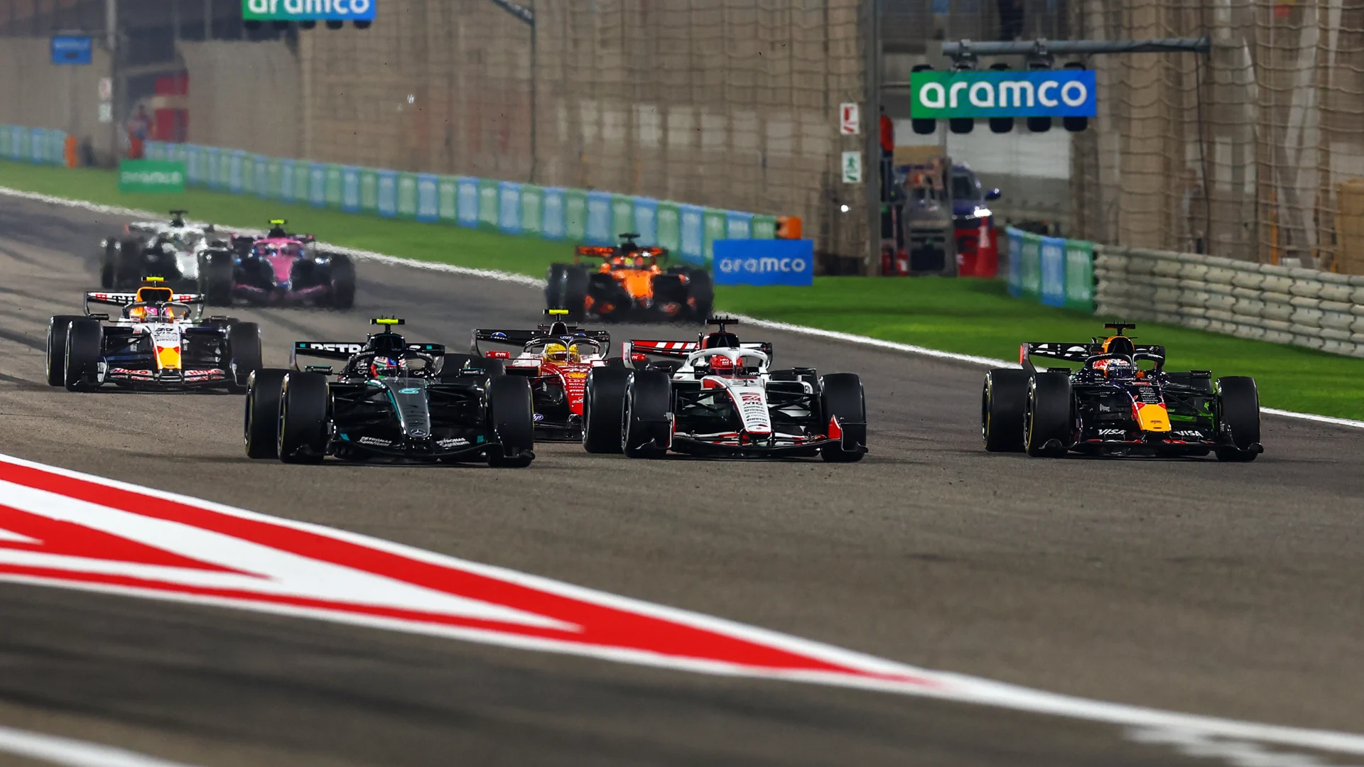 Sezonul 2026 în Formula 1 promite schimbări radicale, odată cu noile reglementări în domeniul masei, aerodinamicii și tehnologiei motoarelor Pentru sezonul 2026, Formula 1 pregătește o serie de modificări majore care vor redefini complet aspectul și performanța mașinilor