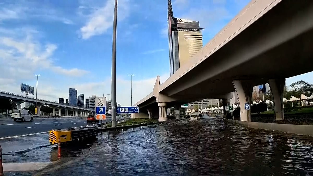 Un nou episod de ploi torențiale a lovit noaptea trecută Dubai, principala metropolă din Emiratele Arabe Unite, provocând inundații care au blocat principalele artere rutiere ale orașului