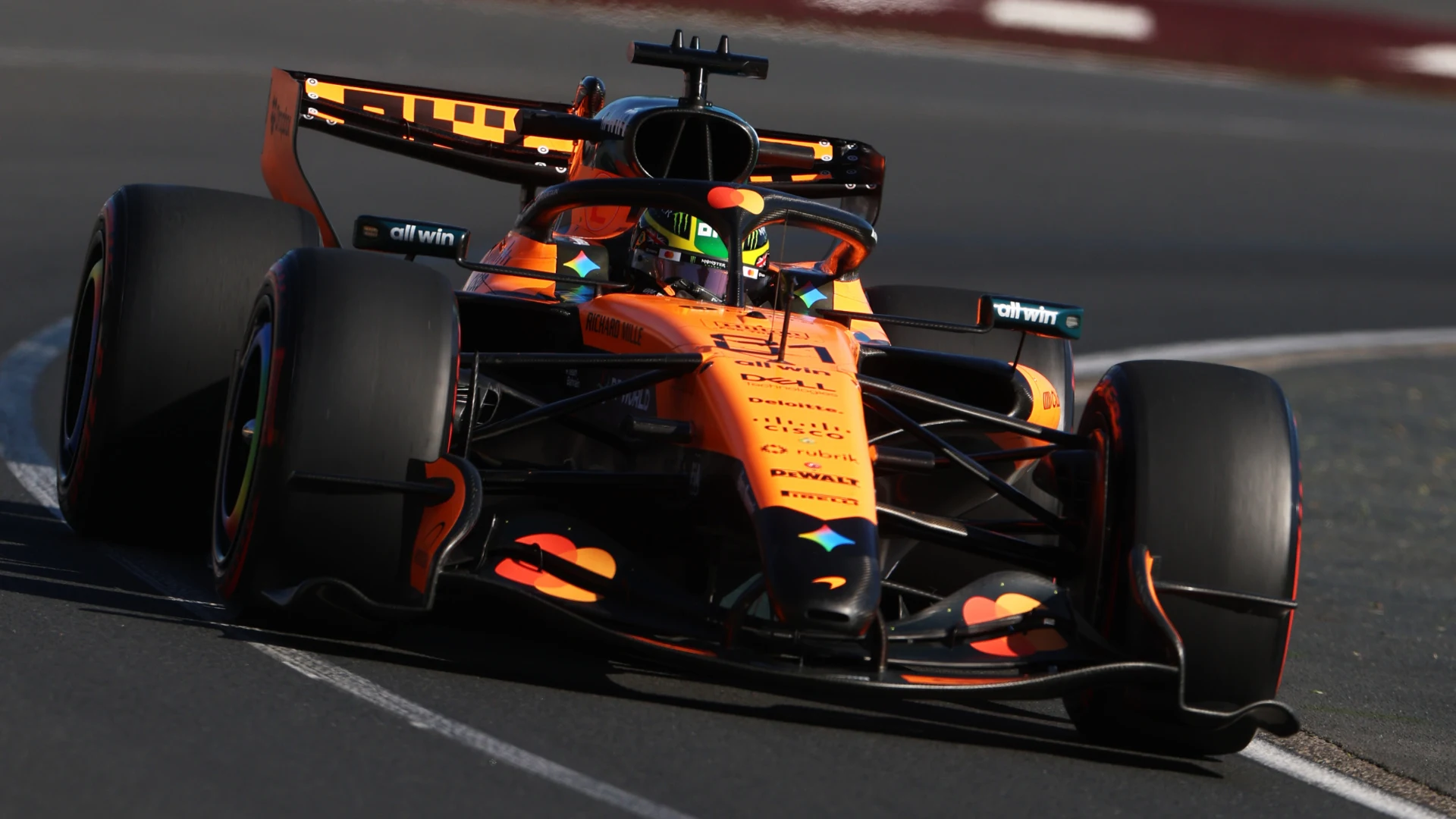 Ziua întâi de antrenamente la Australian Grand Prix s-a încheiat cu Oscar Piastri pe prima poziție a clasamentului, stabilind cel mai bun timp din FP1, înainte ca numeroase incidente și probleme tehnice să marcheze sesiunea