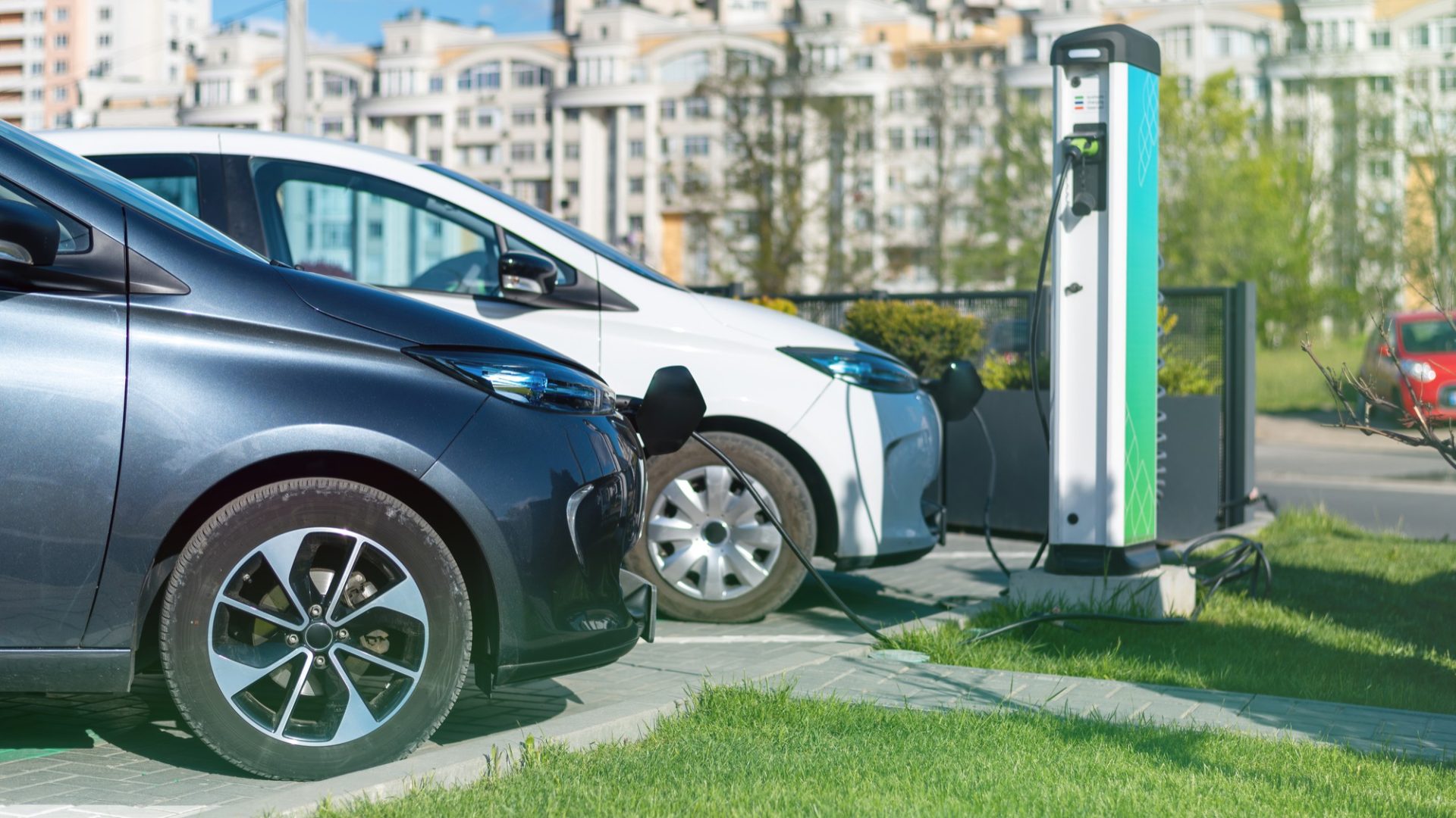 Numărul mașinilor hibride și electrice din București depășește spațiile de parcare publice, Ciucu cere eliminarea gratuității
