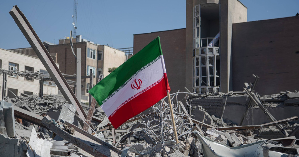 Războiul dintre Israel și Iran a ajuns într-un punct critic, iar dacă acest conflict s-ar încheia brusc, rezultatele ar fi clare: premierul Benjamin Netanyahu ar ieși mai consolidat, în timp ce președintele Donald Trump s-ar confrunta cu un șoc asupra piețelor globale și a aliaților din Golf, conform analizei Reuters