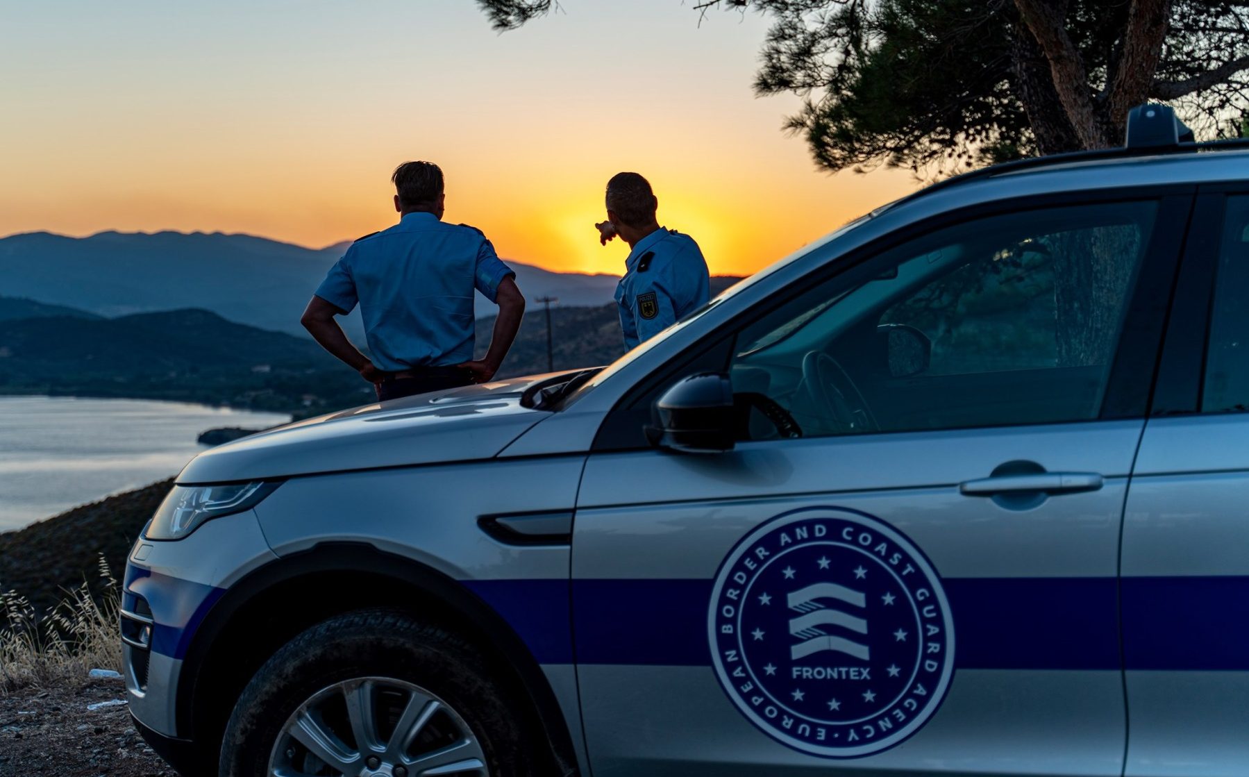 Parlamentul European a aprobat noi reguli pentru expulzarea migranților ilegali, dar controversele continuă Grupurile politice de dreapta din Parlamentul European au ajuns joi la un acord referitor la normele UE privind expulzarea migranților aflați ilegal în Uniune