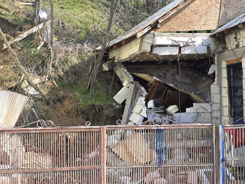 Slatina, scena unei crize urgente după alunecarea de teren: 25 de oameni evacuați și ajutor de urgență de 2.500 de lei per familie Alunecarea de teren de pe strada Grădiște din municipiul Slatina a perturbat viața a peste douăzeci de locuitori, forțând evacuarea urgentă a șapte familii și declanșând o reacție rapidă din partea autorităților locale