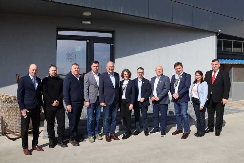 Comisarul european pentru oceane și pescuit, Costas Kadis, a efectuat recent o vizită la o fabrică de produse piscicole din Delta Dunării, în municipiul Tulcea, unde a discutat cu autoritățile și reprezentanții industriei despre progresul în investițiile finanțate din fonduri europene și despre planurile de dezvoltare a sectorului