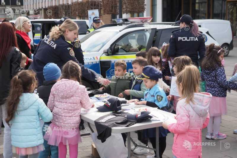 Sute de copii din Zalău au fost, miercuri, protagoniștii unui eveniment special dedicat Zilei Poliției Române, ce a transformat centrul orașului într-un adevărat teren de joacă educațional