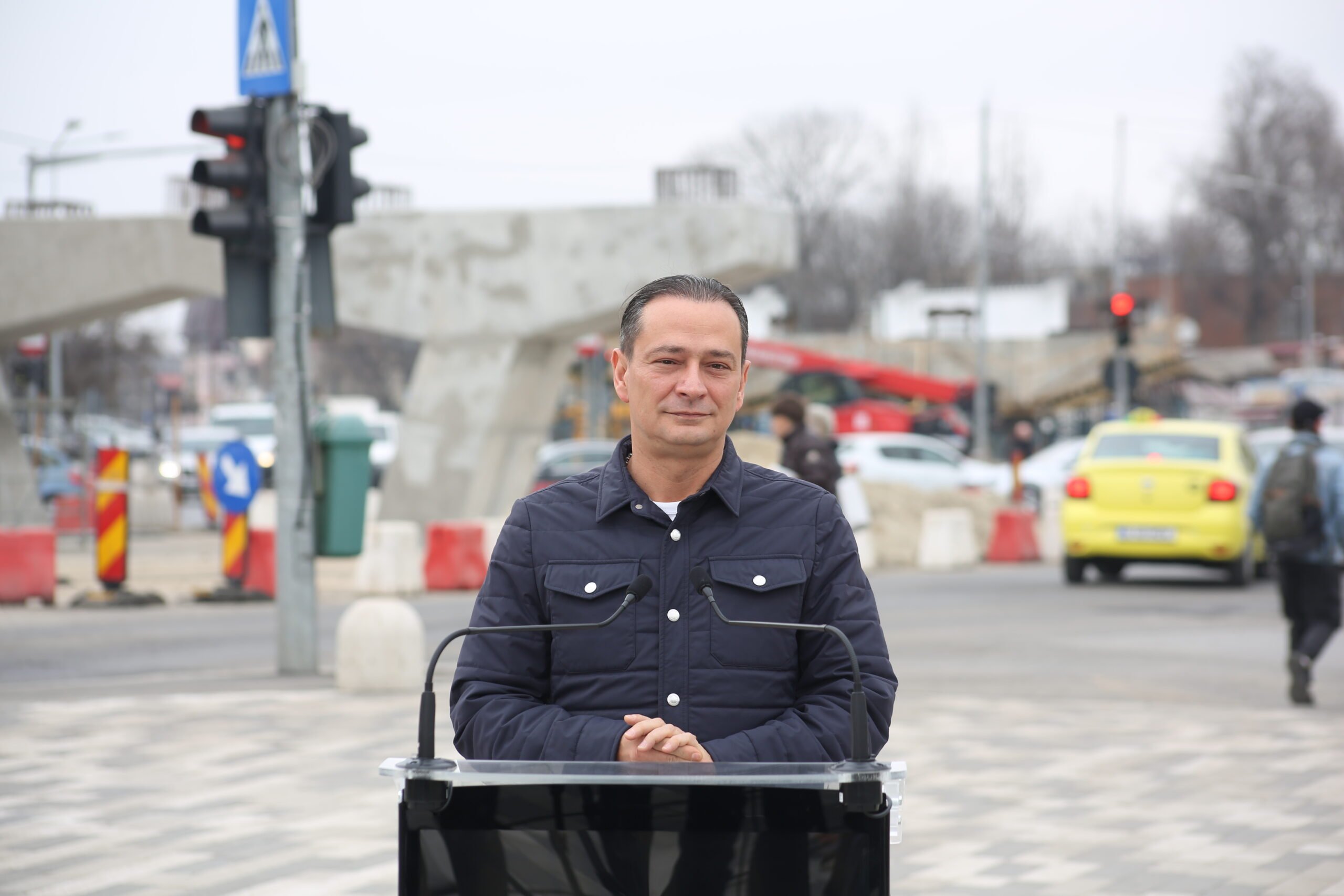 Montajul tablierului pasajului de la Apărătorii Patriei a început, Băluță: „Va fi ultimul proiect de acest gen realizat de primărie”