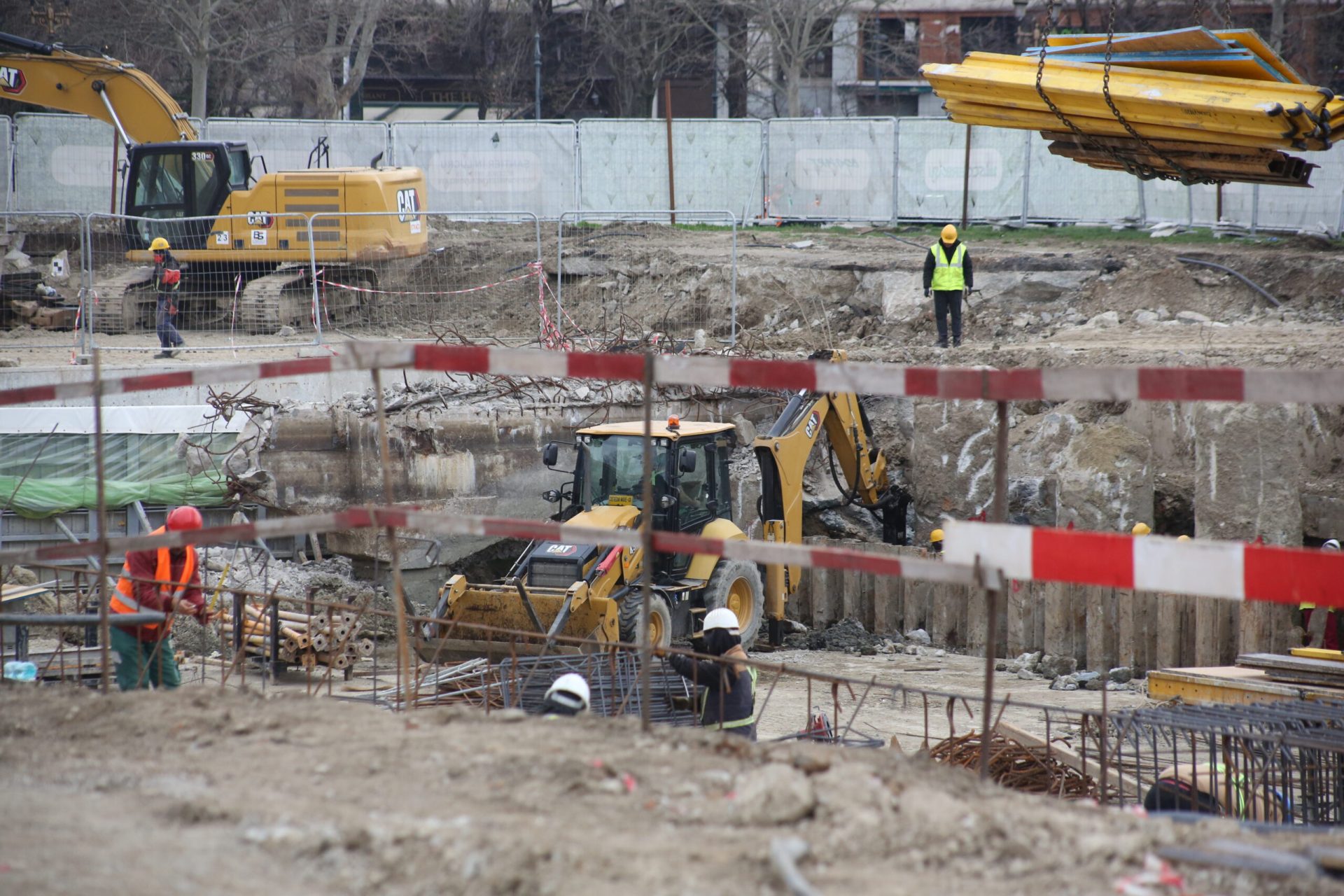 Lucrările de la Planșeul Unirii progresează cu rapiditate, atingând acum un stadiu de 50%, iar autoritățile anunță reluarea traficului rutier și pietonal în zona Hanul lui Manuc din București începând cu data de 1 mai