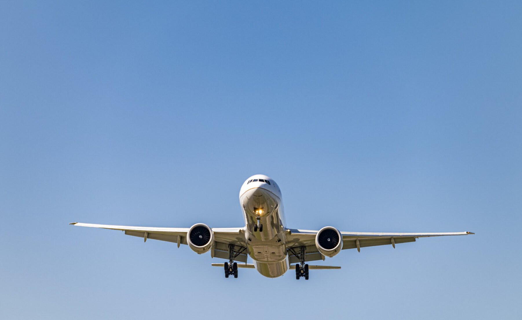 Operațiune de evacuare în plină desfășurare: România aduce acasă cetățeni din Orientul Mijlociu Un zbor de evacuare organizat de România, în colaborare cu Uniunea Europeană, a decolat vineri dimineață din Oman, aducând în țară 127 de români afectați de criza de securitate din Orientul Mijlociu