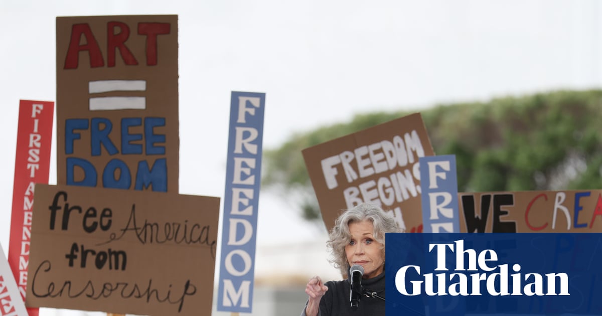 Jane Fonda a participat vineri la o manifestație desfășurată în fața Centrului pentru Artă din Washington, pentru a susține libertatea de exprimare și a cere cetățenilor americani să-și recapete vocea în fața amenințărilor tot mai evidente ale autoritarismului