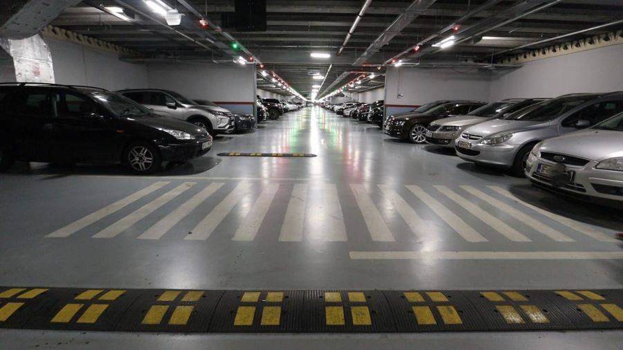 Parcare subterană de pe Bulevardul Decebal, în Sectorul 3, se pregătește pentru majorare de tarife Bucureștiul continuă ritmul de dezvoltare a infrastructurii urbane, iar unul dintre cele mai aglomerate puncte de parcare din sectorul 3, subterană de pe Bulevardul Decebal, se află în centrul unei propuneri de modificare a tarifelor