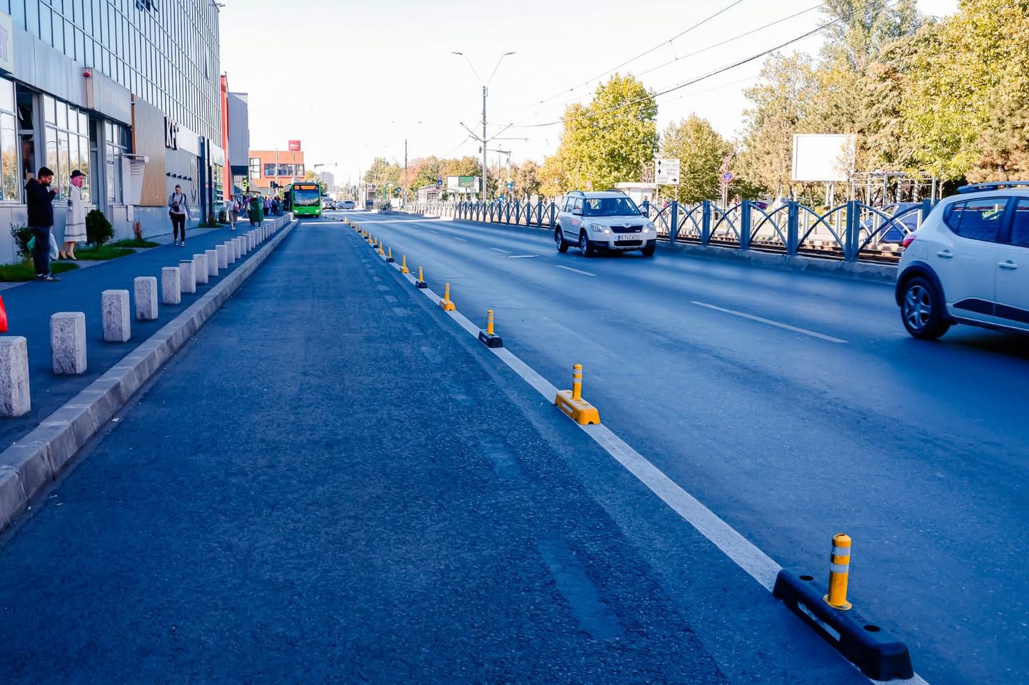 Autobuzele din București beneficiază de noi benzi dedicate, dar autoritățile avertizează șoferii să nu le blocheze Bucureștiul a făcut un pas important spre fluidizarea traficului și îmbunătățirea serviciilor de transport public, odată cu inaugurarea unor benzi unice dedicate liniei de autobuze și troleibuze în zona Academiei Militare