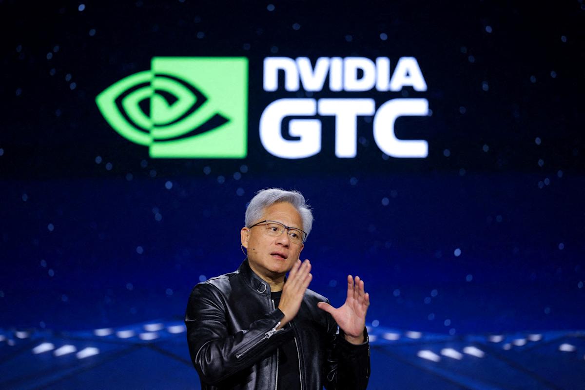 NVIDIA, compania lider în tehnologia procesoarelor pentru Inteligență Artificială, traversează o perioadă de turbulențe pe piața bursieră, diferențiată de evoluția accentuată a acțiunilor sale