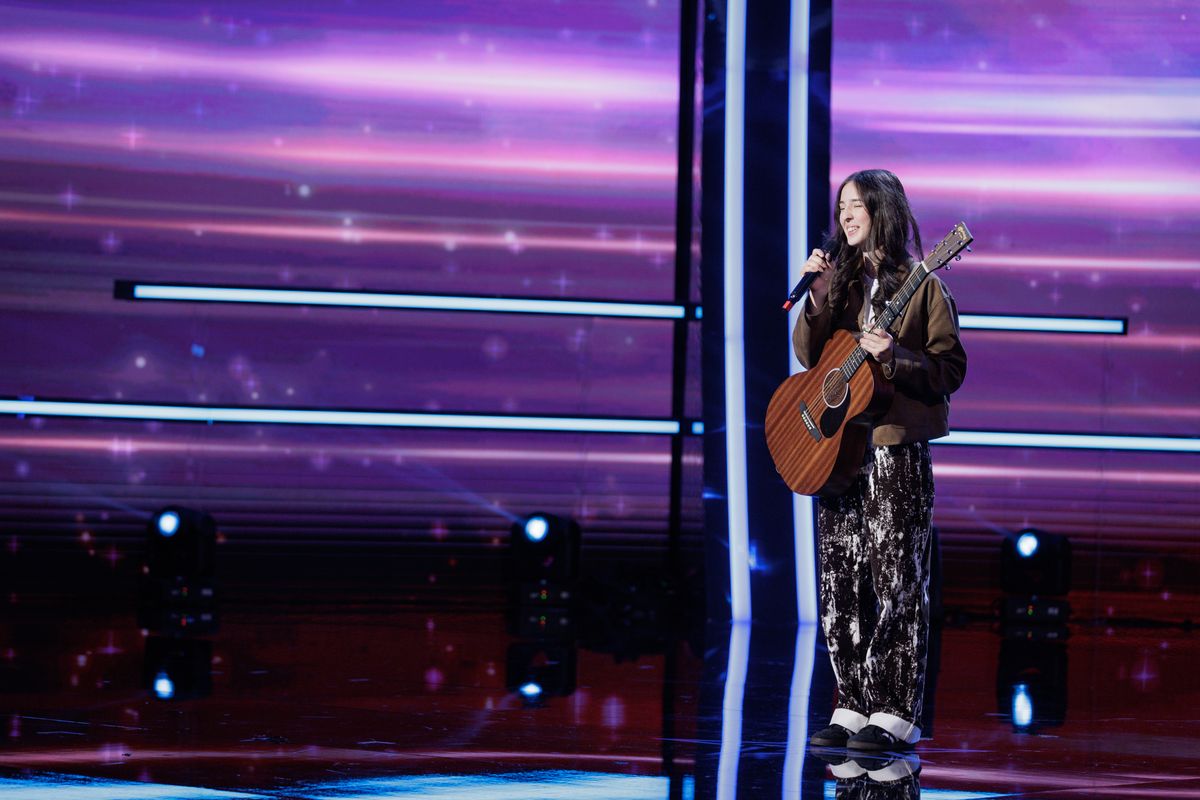 Sabina Bucea, tânăra aspirantă care a reușit să cucerească publicul și juriul în prima etapă a show-ului „Românii au talent”, a impresionat nu doar prin vocea sa caldă și plină de emoție, ci și prin curajul de a ieși din zona de confort